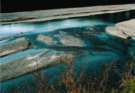 土手から仁淀川の流れの写真