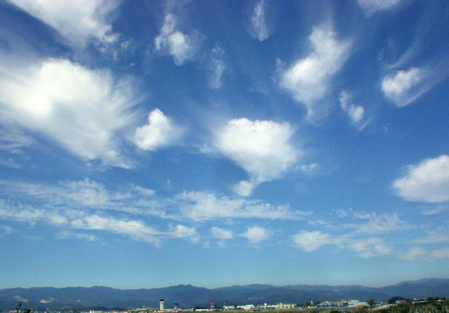 物部川河口から見た四国山地と空の写真