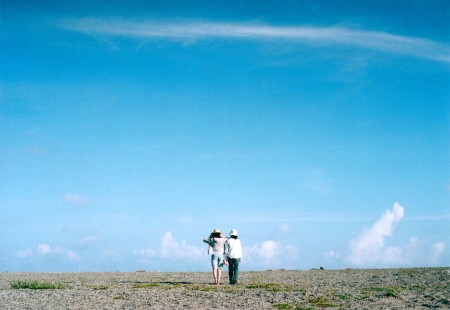 高知県春野町の浜で少女二人の後ろ姿の写真